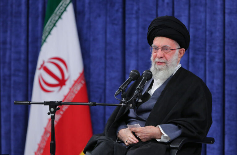 رهبر انقلاب اسلامی در دیدار رمضانی مسئولان و کارگزاران نظام: مبارزه با فساد در رأس توصیه‌های اقتصادی است/لزوم افزایش تحرک و ابتکار در سیاست خارجی
